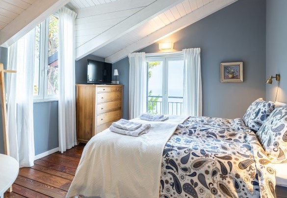 La camera matrimoniale al piano superiore - Villa Nel Blu