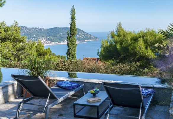 Relax a bordo piscina con splendida vista sul mare – Villa nel Blu