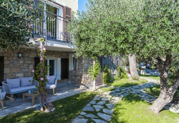 Un caratteristico camminamento di pietre conduce alla piscina – Villa nel Blu