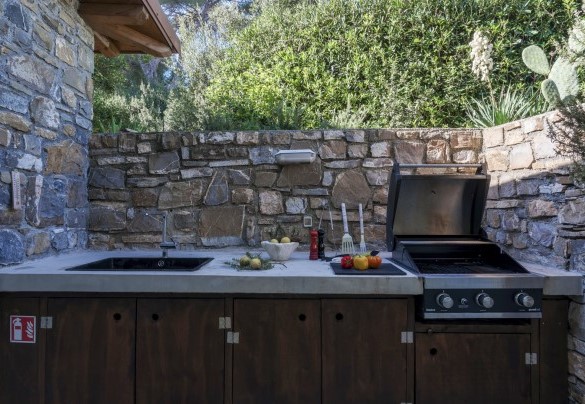 Attiguo alla cucina, il barbecue a gas col pratico lavandino e piano di appoggio – Villa nel Blu