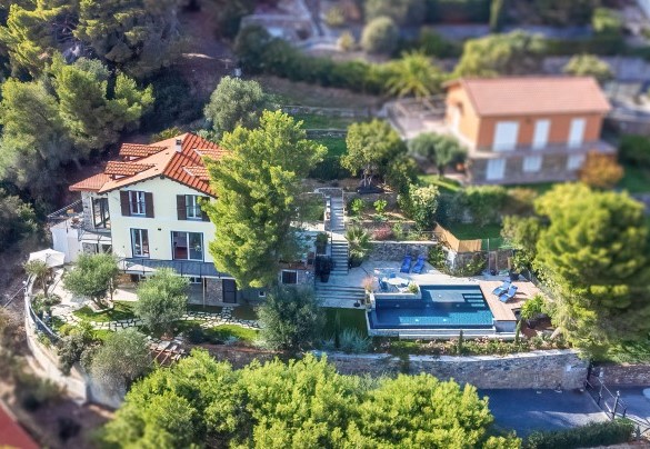 il giardino si sviluppa su diversi livelli collegati tra loro da pochi gradini ed ornati da “muretti in pietra” - Villa Nel Blu