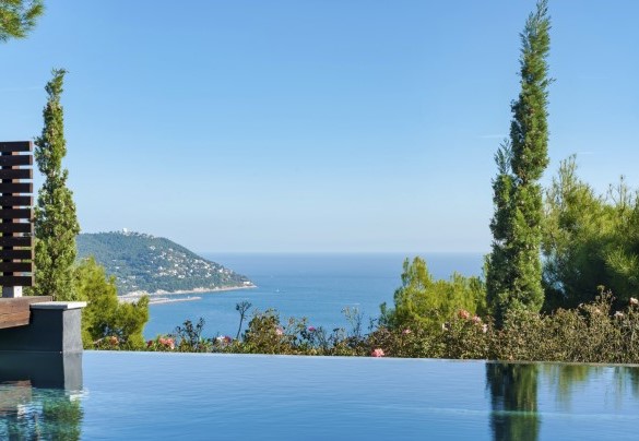 La piscina a sfioro nel giardino è rivolta a levante ed offre un bel panorama sul mare – Villa nel Blu