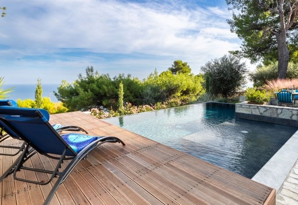 Il solarium della piscina in legno teak - Villa Nel Blu