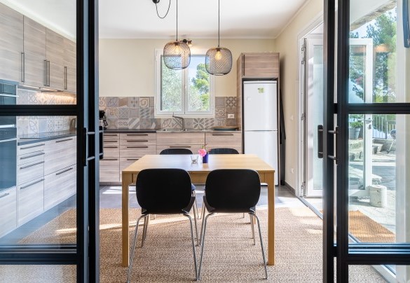 La moderna cucina al piano terra collegata con l'esterno - Villa Nel Blu