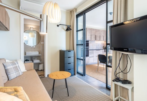 Un salottino collega il bagno en-suite alla camera matrimoniale - Villa Nel Blu