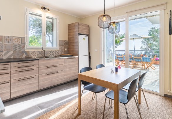 La moderna cucina al piano terra collegata con l'esterno - Villa Nel Blu
