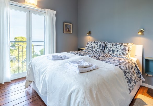 La camera matrimoniale al piano superiore - Villa Nel Blu