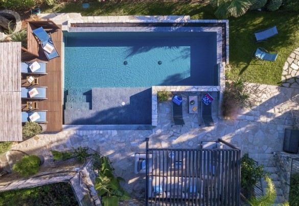 La particolare forma dal design geometrico ed originale della piscina che si estende per circa 30 mq – Villa nel Blu