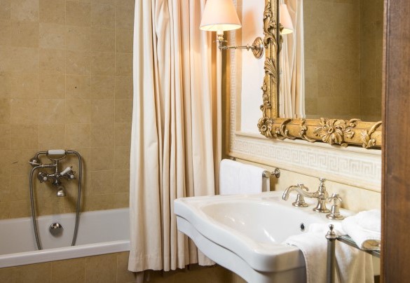 En-suite bathroom with tub on the first floor – Villa Nicola