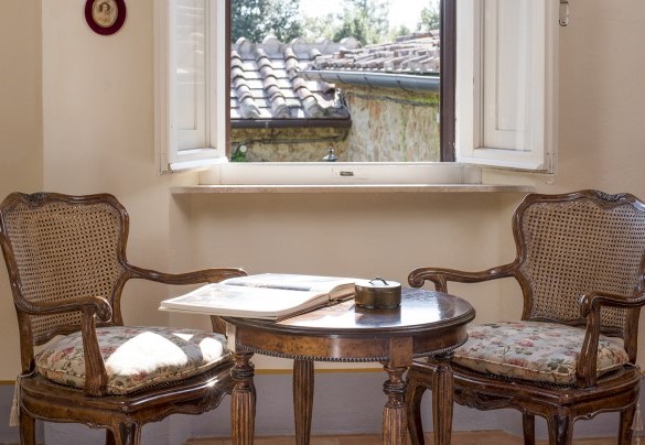 Reading corner on the double bedroom with private bathroom on the first floor – Villa Nicola