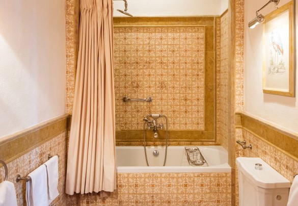 En-suite bathroom with tub on the first floor – Villa Nicola