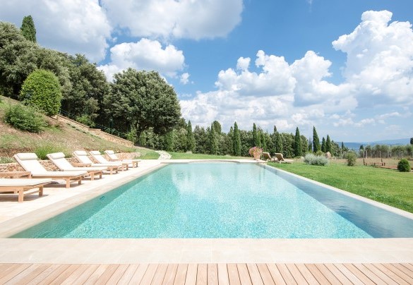The rectangular pool, measuring 7 x 17 m with the depth varying from 0.90 to 1.50 m – Villa Nicola