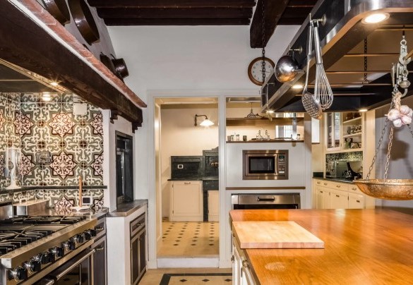 Next to the service door of the kitchen is a guest bathroom and a family room – Villa Nicola