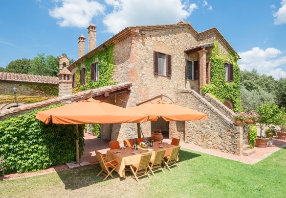 Under the portico are a barbecue and a large wood oven  – Villa Nicola