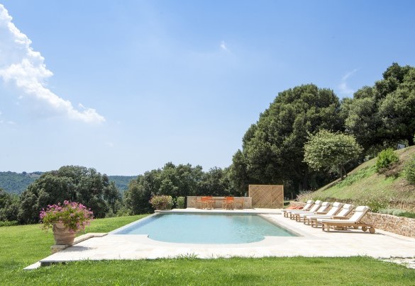 On request (at an additional cost), it is possible to heat and cover the pool – Villa Nicola