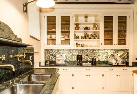 The kitchen with direct outdoor exit – Villa Nicola