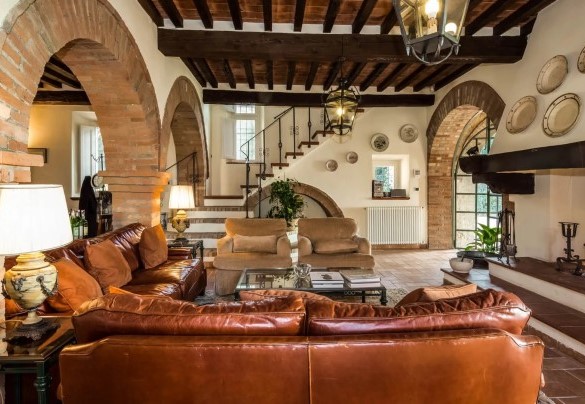 The living room with a working fireplace from September to April – Villa Nicola