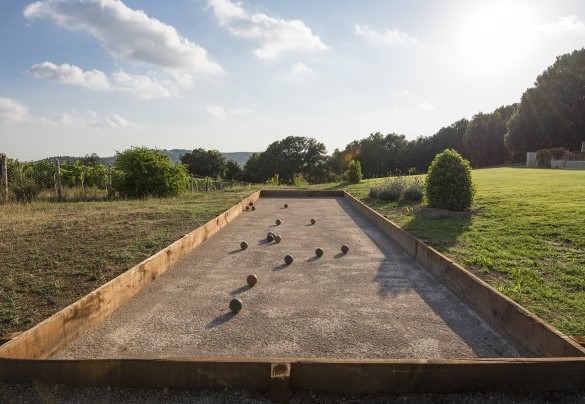 In the park is a bowls court, available to guests – Villa Nicola