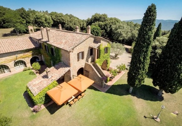 Two large umbrellas on the patio provide shade for the outdoor dining area – Villa Nicola