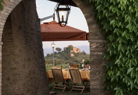 Under the portico are a barbecue and a large wood oven. In the park is a bowls court, available to guests – Villa Nicola