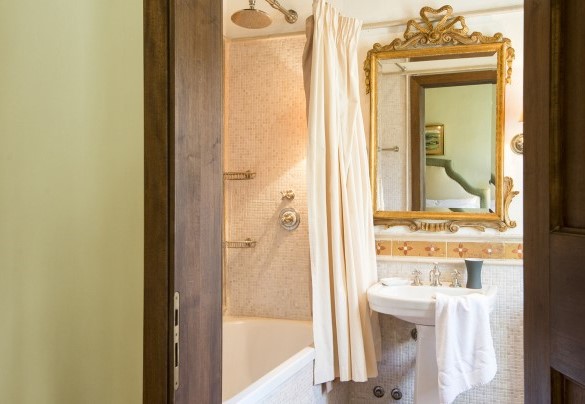 En-suite bathroom with tub on the first floor – Villa Nicola