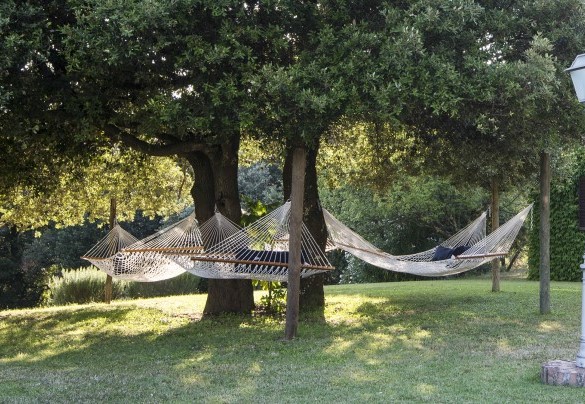 Spacious lawn with large holm oaks that provide shade for the hammocks – Villa Nicola