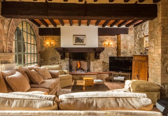 The family room with sofa and TV – Villa Nicola