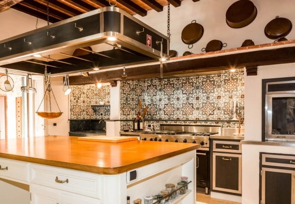 The kitchen with direct outdoor exit – Villa Nicola