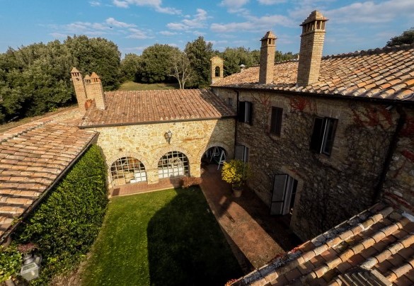 Outside, in the vast park, the fully-equipped patio – Villa Nicola