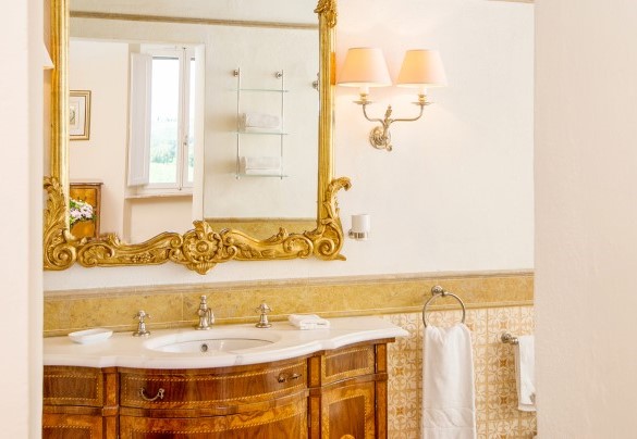 En-suite bathroom with tub on the first floor – Villa Nicola