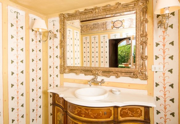 Service bathroom between the kitchen and the family room – Villa Nicola