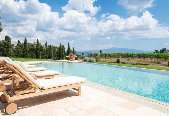 The infinity pool: a natural scenic terrace overlooking an expanse of vineyards – Villa Nicola