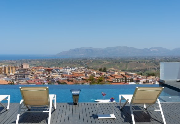 Il panorama mozzafiato della piscina a sfioro - Villa Night and Day
