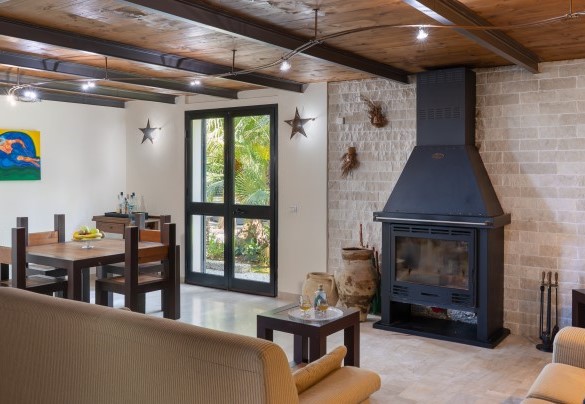 Il salotto con caminetto e TV - Villa Night and Day