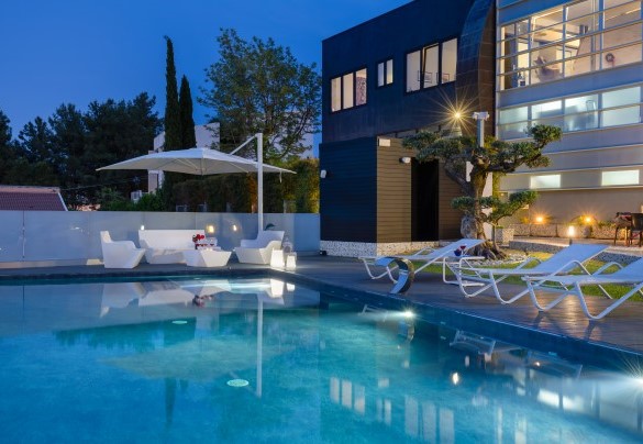 La villa illuminata in un contesto serale - Villa Night and Day