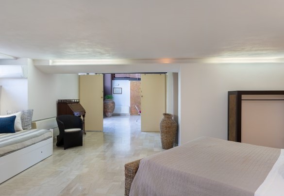 La spaziosa camera matrimoniale con letto extra al piano terra - Villa Night and Day