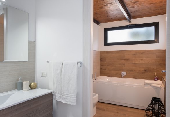 Bagno con vasca al piano terra - Villa Night and Day