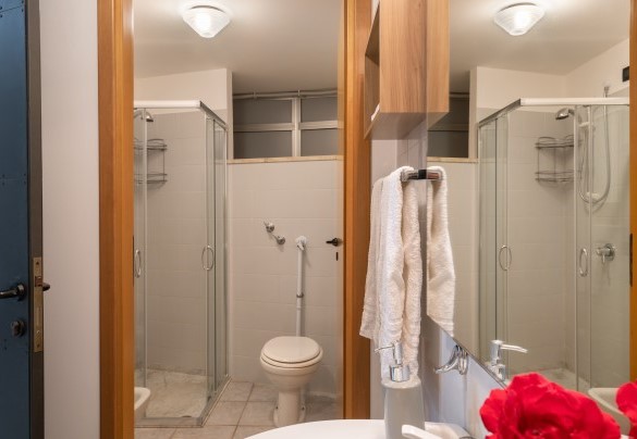 Bagno con doccia al primo piano - Villa Night and Day