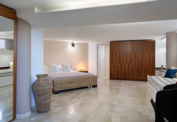 La spaziosa camera matrimoniale con letto extra al piano terra - Villa Night and Day