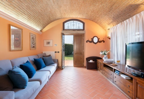 Dall’ingresso si accede al salone con tv in open space con la sala da pranzo con camino – Villa Nikka 