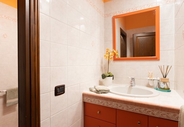 Il bagno di servizio al piano terra – Villa Nikka