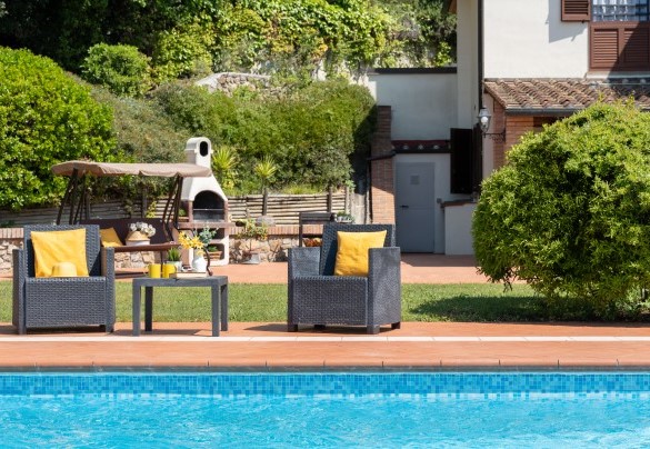 Il giardino intorno alla proprietà si estende su 2000 mq, con una variegata vegetazione – Villa Nikka 