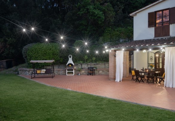 Gli ospiti potranno trascorrere momenti di convivialità nel patio coperto adiacente alla cucina – Villa Nikka