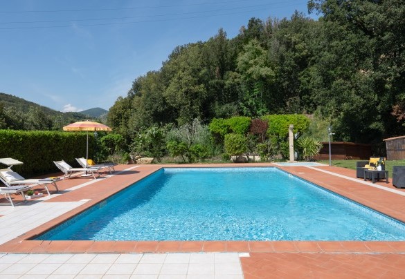 Nell’area piscina troviamo la doccia esterna con acqua fredda e calda – Villa Nikka