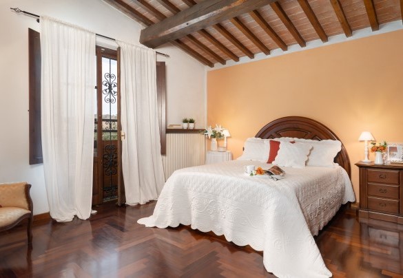 Camera matrimoniale padronale al primo piano – Villa Nikka 