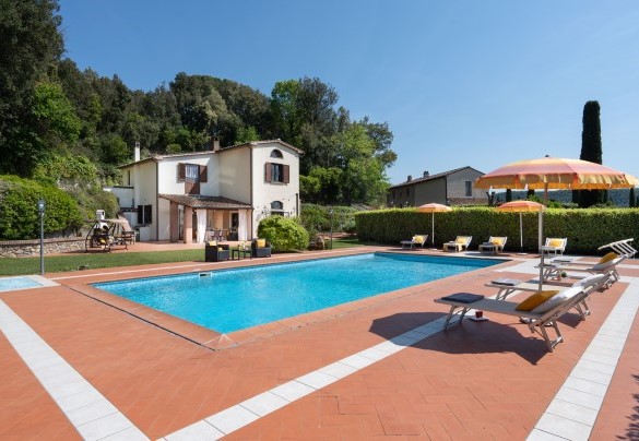 Intorno alla piscina troviamo la zona solarium con pavimentazione in cotto ed arredata con lettini prendisole e ombrelloni – Villa Nikka