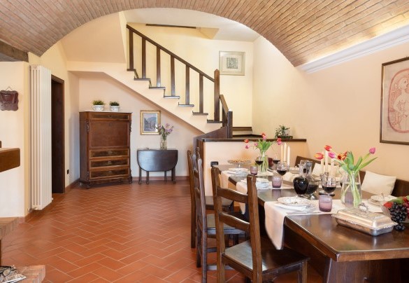 La sala da pranzo con camino – Villa Nikka