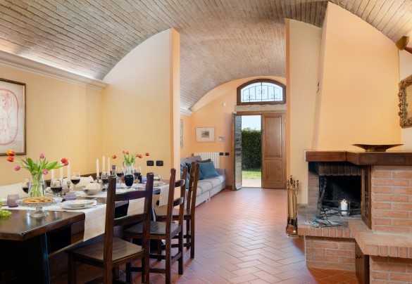 Dall’ingresso si accede al salone con tv in open space con la sala da pranzo con camino – Villa Nikka