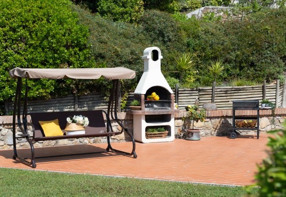 Il barbecue in muratura adiacente alla cucina – Villa Nikka 