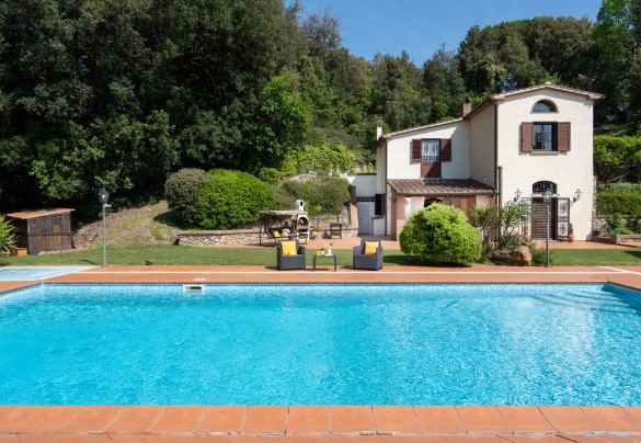 La villa si trova vicino al borgo di Riparbella, nella Val di Cecina, immersa nel verde della campagna toscana ma a due passi dal mare della Costa degli Etruschi – Villa Nikka